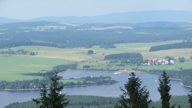 © Dana Nováčková, pohled z Vítkova Hrádku na obec Hrdoňov Hlavní foto článku