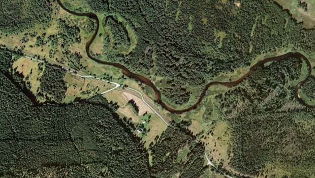 Pohled na meandry Vltavy, stezku a železnici Hlavní foto článku