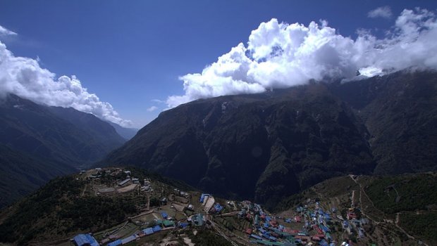 Namche Bazaar, zdroj: wikimedia, autor: Markrosenrosen Hlavní foto článku