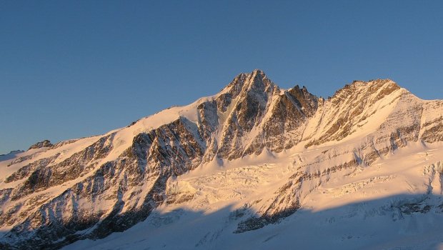 "Grossglockner at sunrise" by Berbl, Wikimedia Commons Hlavní foto článku