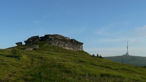 Petrovy kameny a Praděd, Zdroj. Wikimedia, Autor: Vavrik Hlavní foto článku