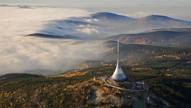 Ještěd letecky - Wikimedia Commons, autor: Zdeněk Fiedler Hlavní foto článku